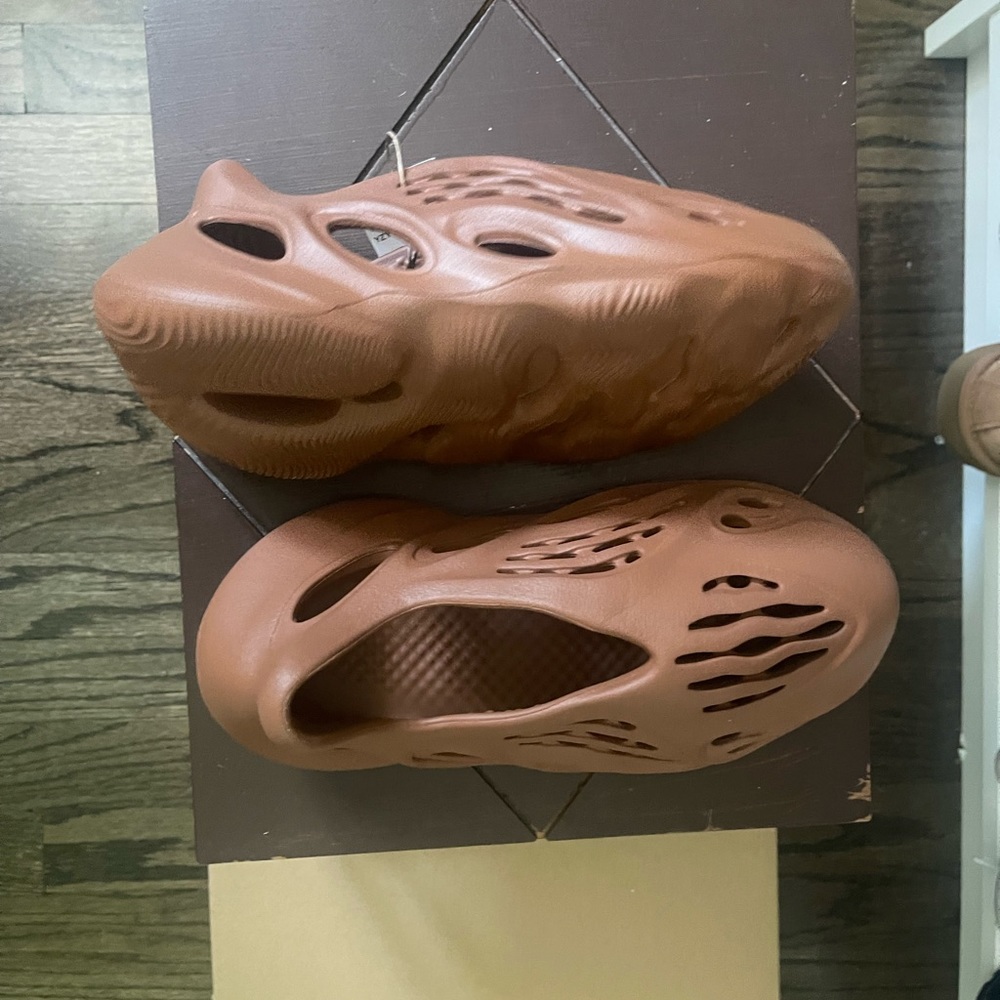 YEEZY FOAM RUNNERS CLAY RED